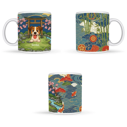 Nærbillede af det personlige krus der viser hund, kirsebærblomster og torii-port i Bækkens Hvisken design.