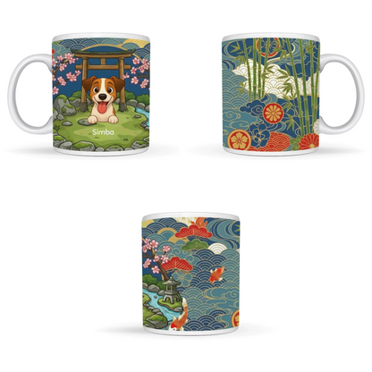 Dettaglio dell'illustrazione del Torii giapponese, ruscello e ciliegi in fiore sulla tazza personalizzata.