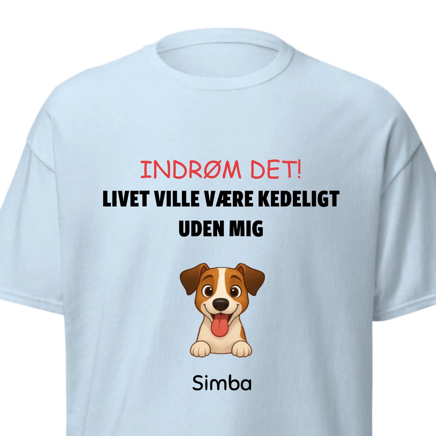 Personaliseret T-shirt i lyseblå med en glad hundetegning og teksten 'INDRØM DET! LIVET VILLE VÆRE KEDELIGT UDEN MIG'