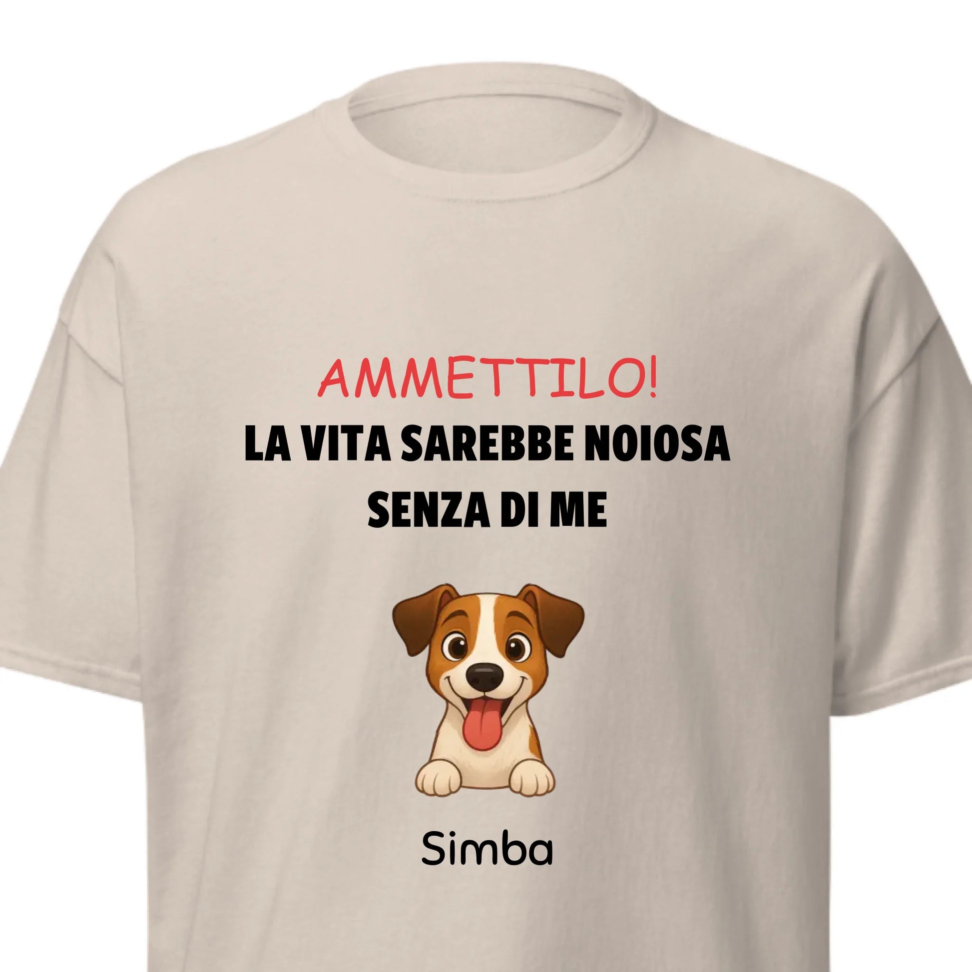 Persona sorridente che indossa una t-shirt personalizzata con il ritratto cartoon del suo amato pet