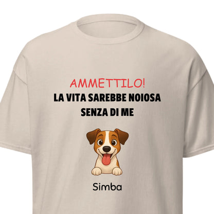 Persona sorridente che indossa una t-shirt personalizzata con il ritratto cartoon del suo amato pet