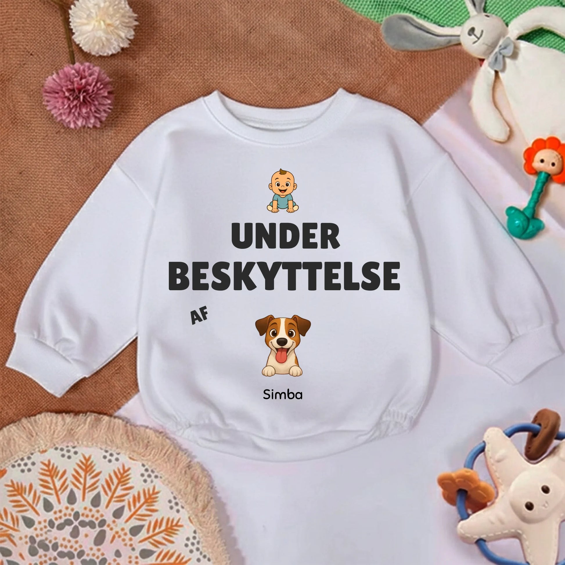 Nærbillede af den bløde bomuld og det søde design med baby- og hundeillustration.
