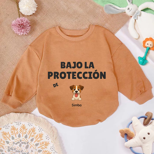 Sudadera de bebé personalizada naranja con diseño 'Bajo la protección de' y retrato de perro feliz