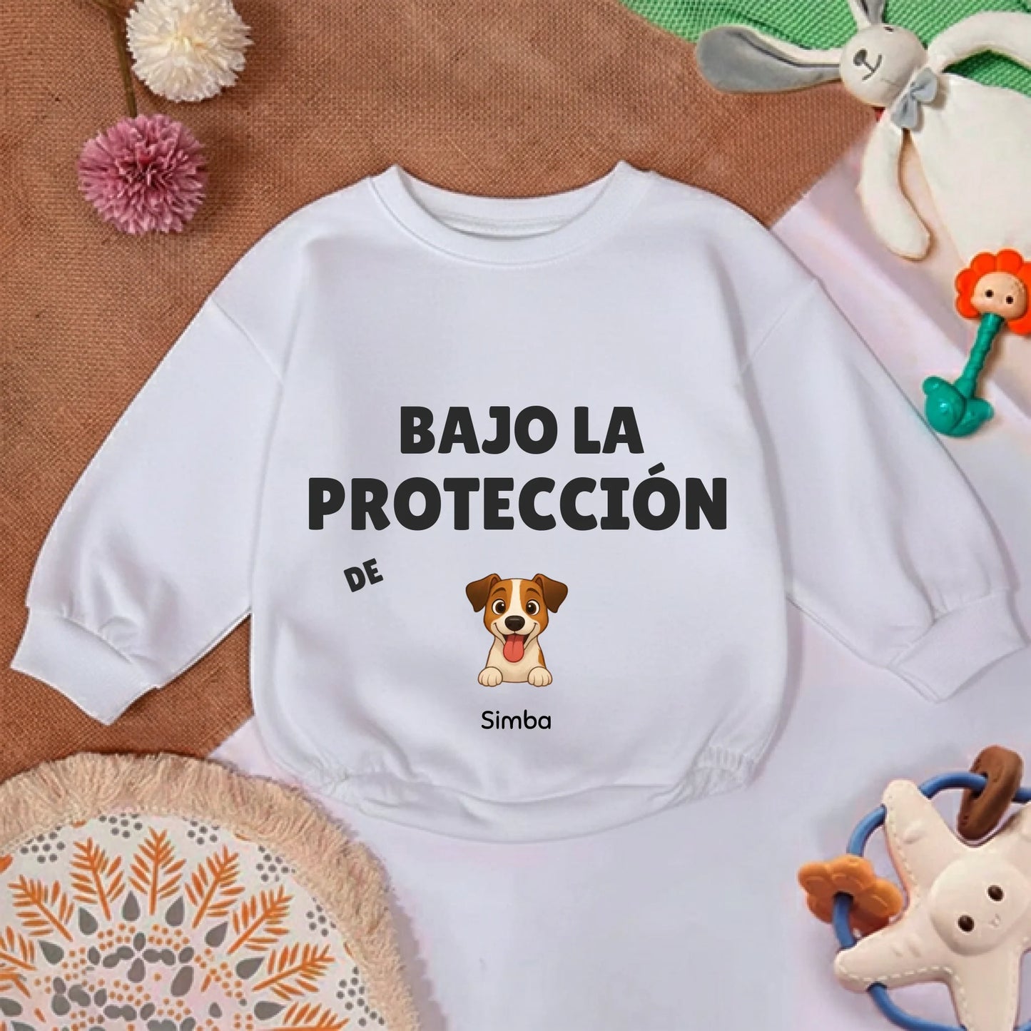 Primer plano del estampado de perro y nombre 'Simba' en sudadera de bebé