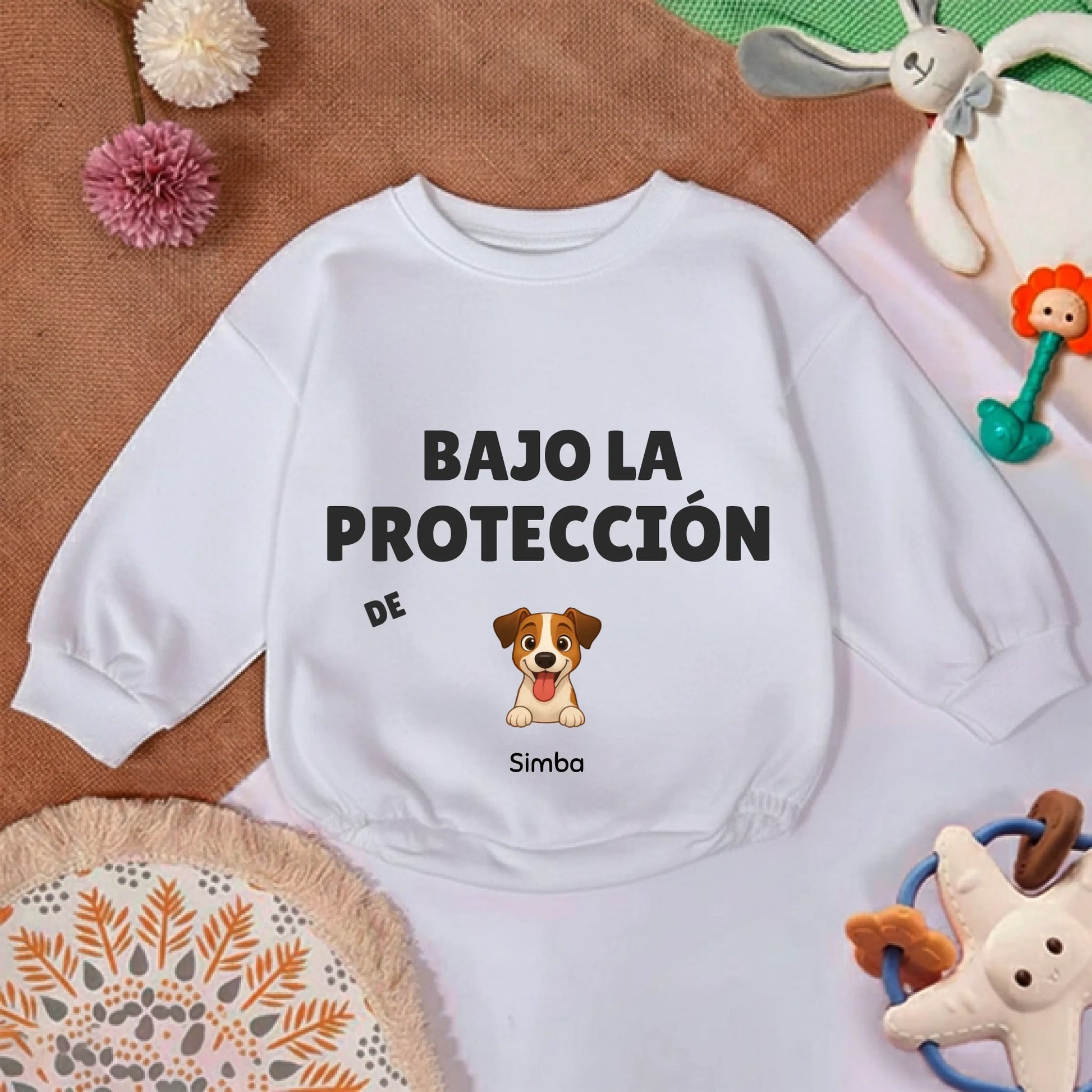 Primer plano del estampado de perro y nombre 'Simba' en sudadera de bebé