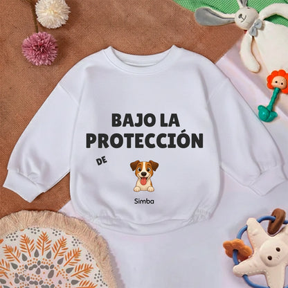 Primer plano del estampado de perro y nombre 'Simba' en sudadera de bebé