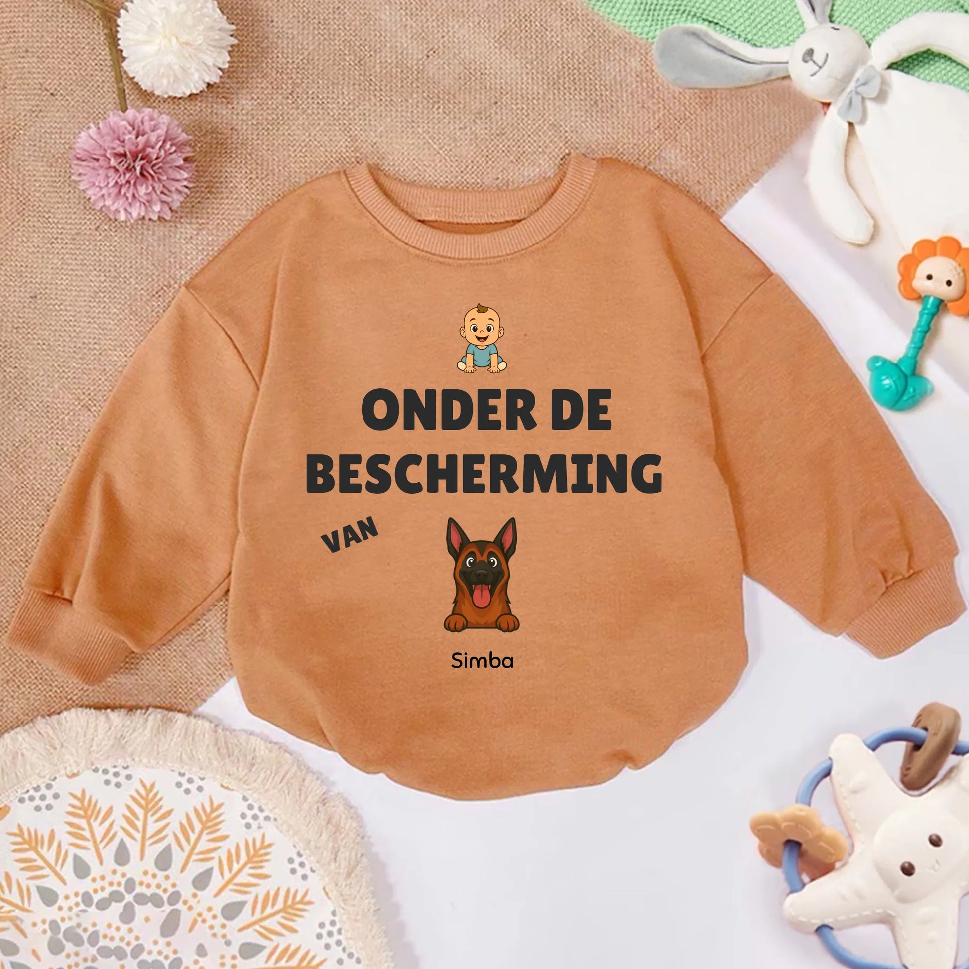 Gepersonaliseerde babytrui 'Onder de bescherming van' met cartoon hond en baby op bruine stof.