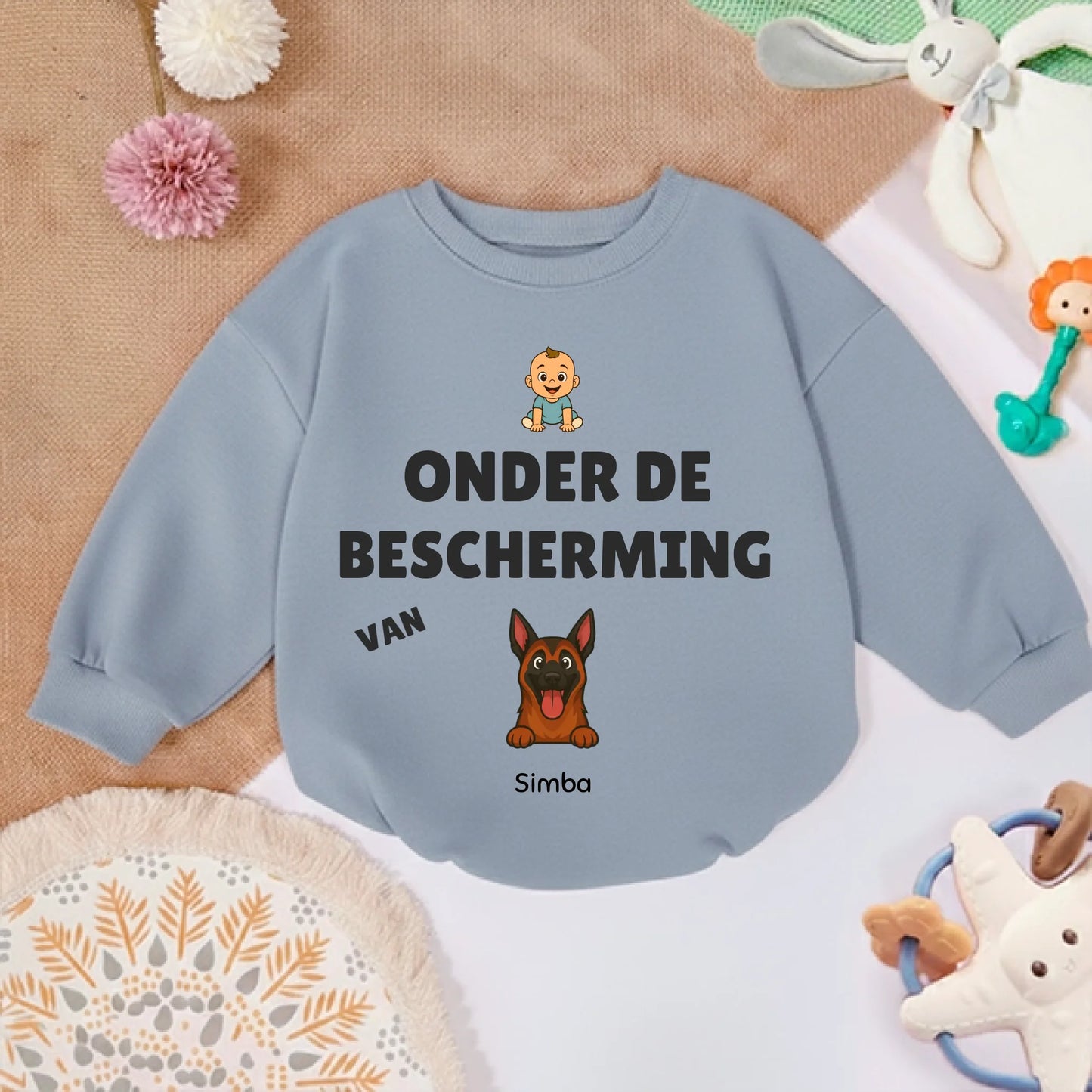 Babytrui met een liefdevolle gepersonaliseerde hondenillustratie, omringd door babyspeelgoed.