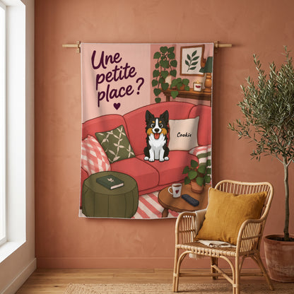 Plaid personnalisé La place est prise accroché au mur, avec le dessin et le prénom de l'animal