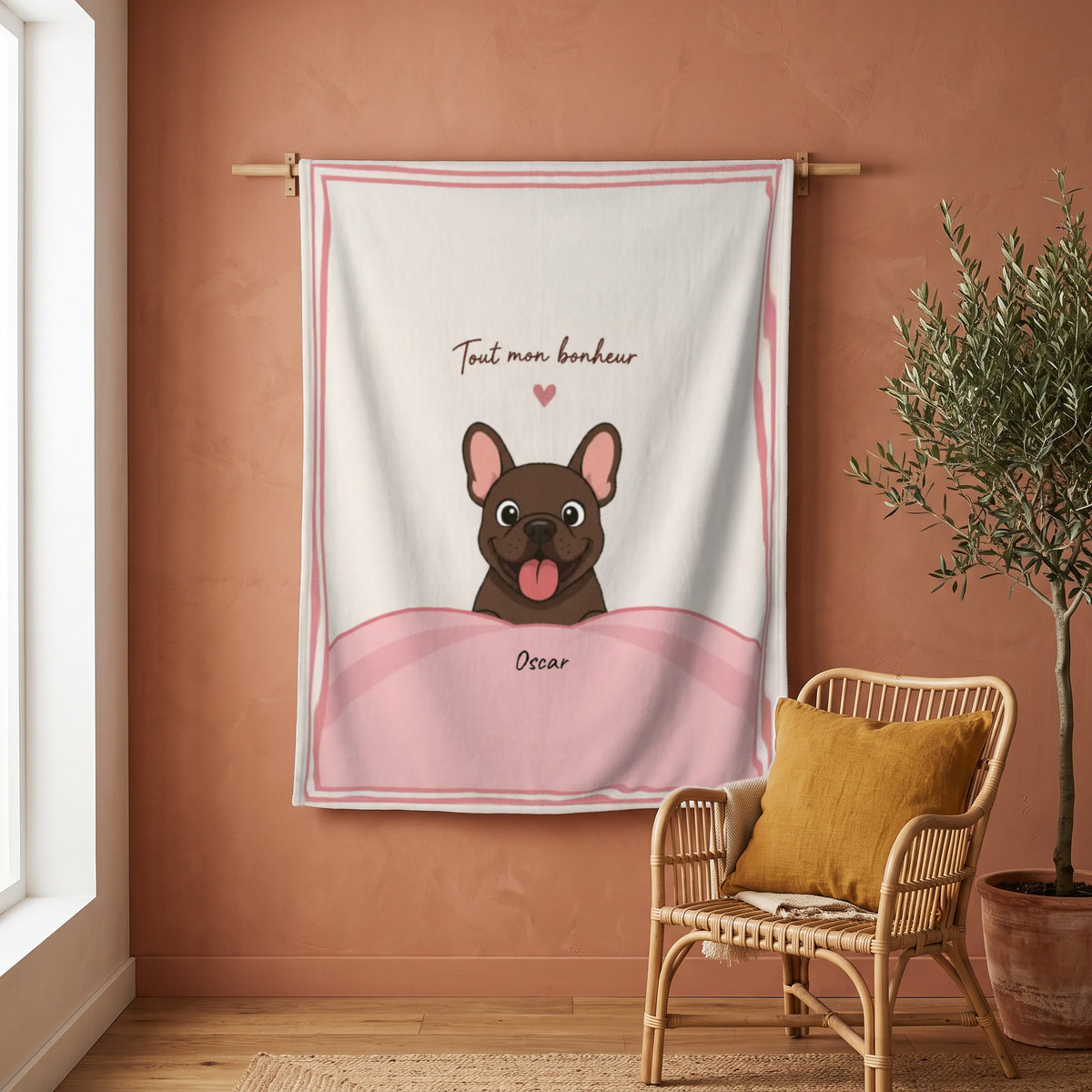 Plaid personnalisé Notre petit cocon accroché au mur, avec le dessin et le prénom de l'animal