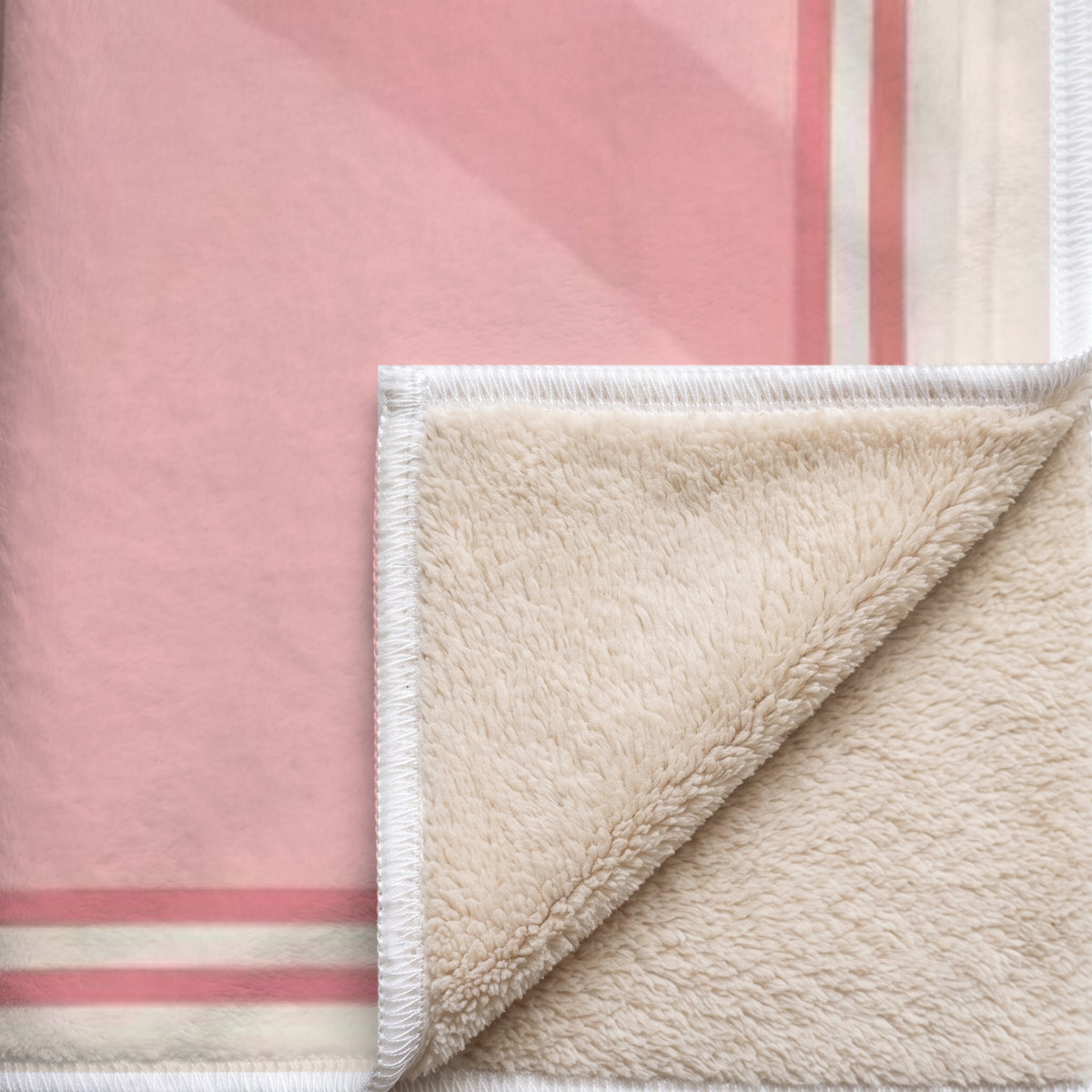 Coin replié du plaid Notre petit cocon : endroit imprimé, envers sherpa beige tout doux