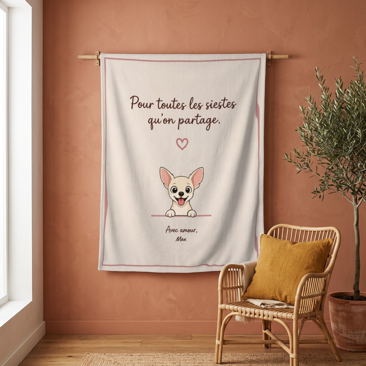 Plaid personnalisé Sieste avec lui accroché au mur, avec le dessin et le prénom de l'animal