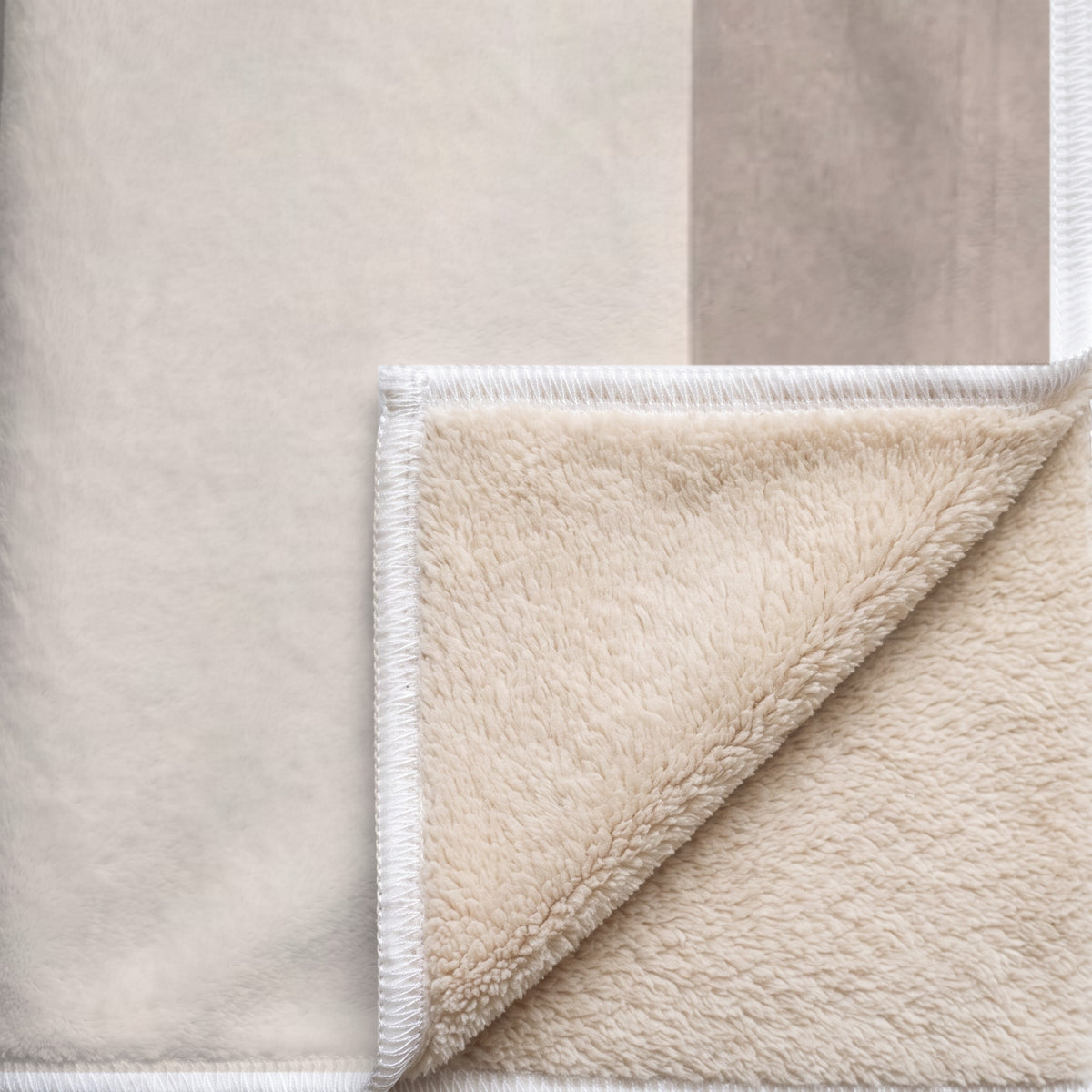 Coin replié du plaid Silhouettes : endroit imprimé, envers sherpa beige tout doux