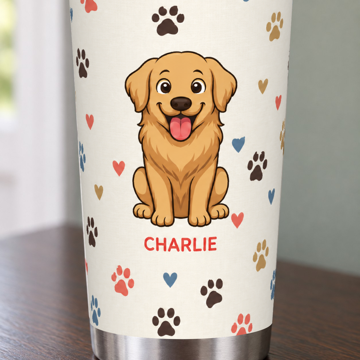 Gros plan sur le motif imprimé du tumbler Dog Mom