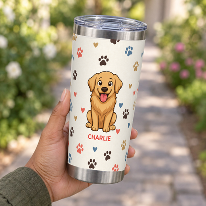 Tumbler personnalisé Dog Mom tenu en main