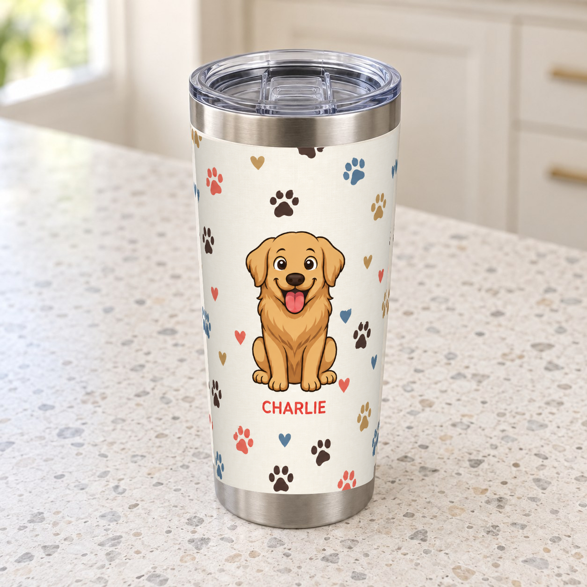 Tumbler personnalisé Dog Mom posé sur un bureau